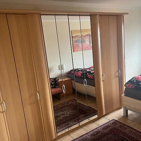 Sehr Grosse Naehe Duesseldorf, Flughafen Und Messe Duisburg